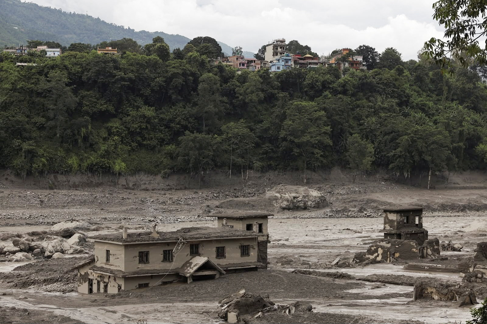 नेपाल के त्रिशूली में अचानक आई बाढ़ के बाद एक घर के आसपास जमा हुआ मलबा।