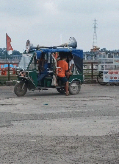 बगहा में टीम लोगों को निचले इलाकों से दूर रहने को कह रही है।