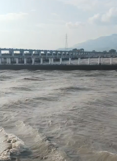 वाल्मीकि नगर में गंडक बराज की तस्वीरें, यहां तेज लहरें चल रही है।