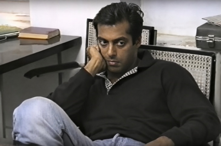 यह फोटो साल 1998 की है, जब काले हिरण के शिकार मामले में सलमान खान को पुलिस थाने में बैठा लिया गया था।- फाइल फोटो