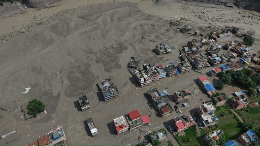 नेपाल के पहाड़ी जिले रासुवा में भोटेकोशी नदी में आई अचानक बाढ़ ने नदी किनारे बसे इलाकों में भारी तबाही मचाई।