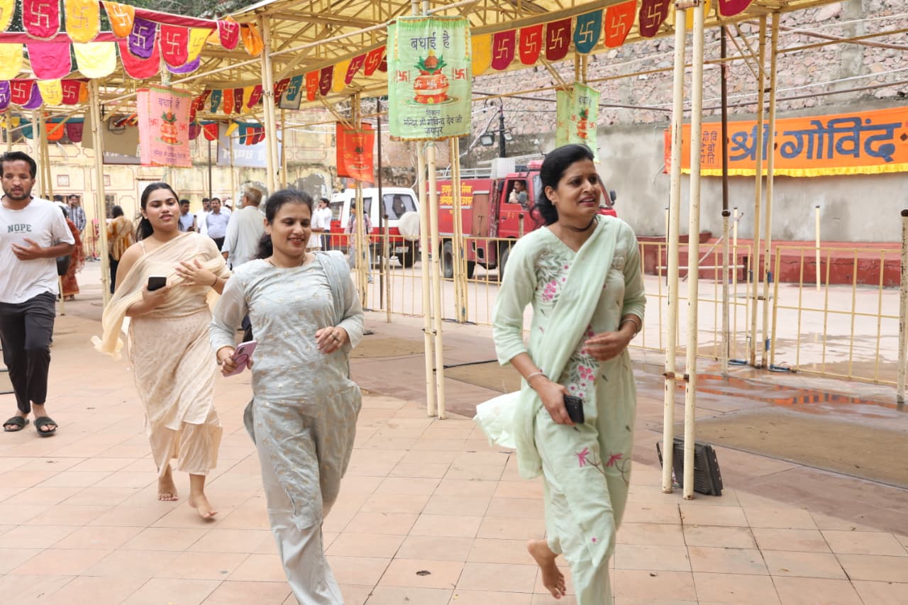 आराध्य देव गोविंद देवजी मंदिर परिसर में अचानक भगदड़ मचने से दर्शनार्थियों में हड़कंप मच गया।