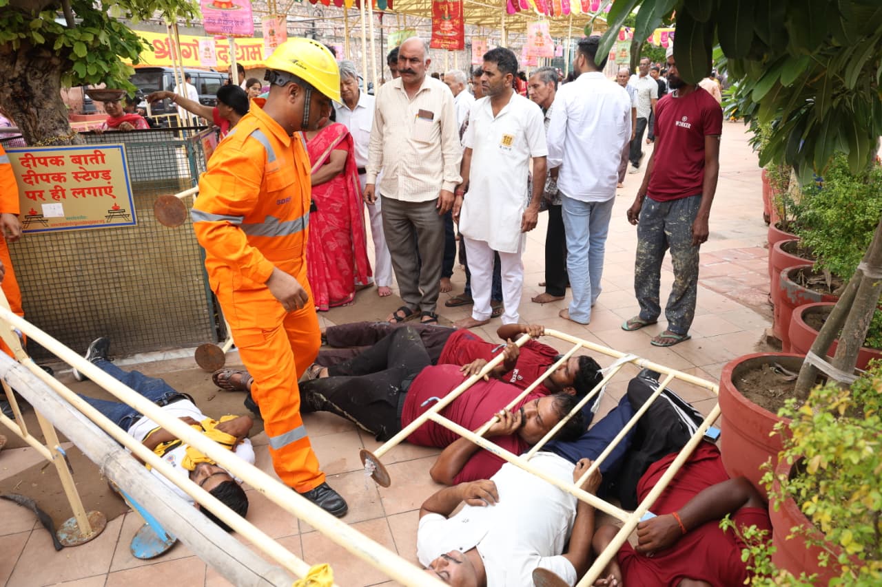 घटना की सूचना मिलते ही पुलिस, एंबुलेंस और बचाव एवं राहत दल मौके पर पहुंचे और करीब पौन घंटे तक मोर्चा संभाला।