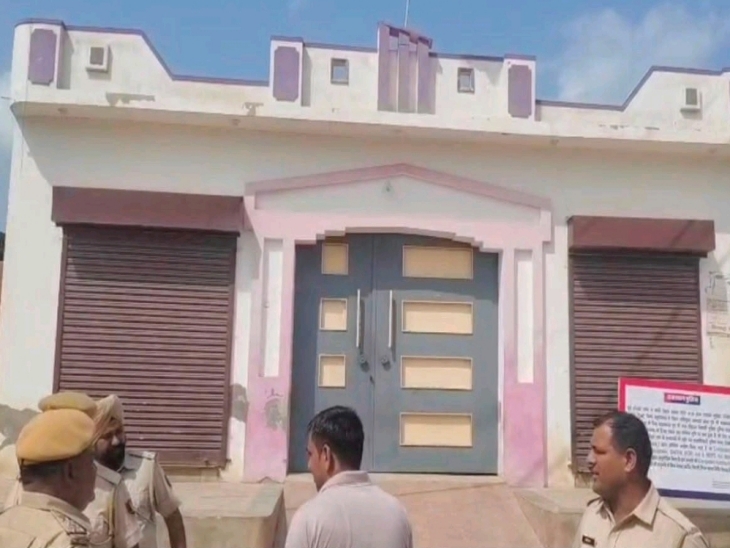 सलमान का टिब्बी के गुड़िया गांव स्थित आलीशान घर, जिसे पुलिस ने सील कर दिया है।