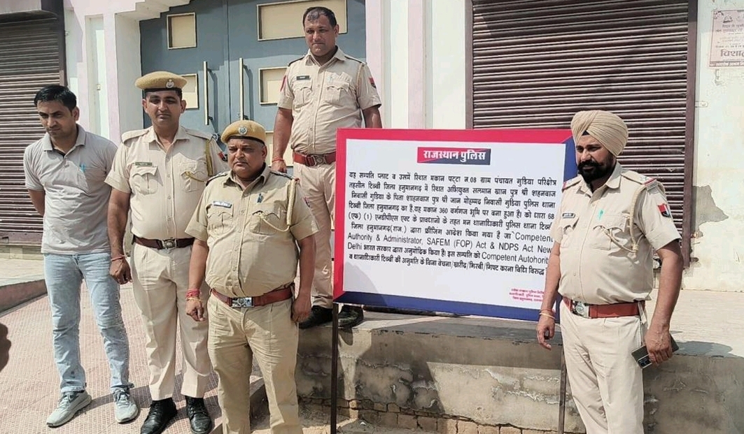 सील की कार्रवाई कर घर के बाहर बोर्ड लगाने के बाद टिब्बी थाना पुलिस।