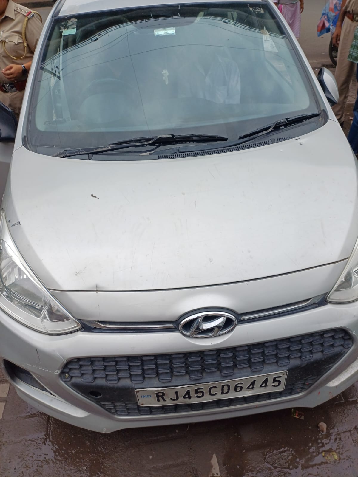 पुलिस ने एक कार RJ45 CD 6445 बरामद की है।