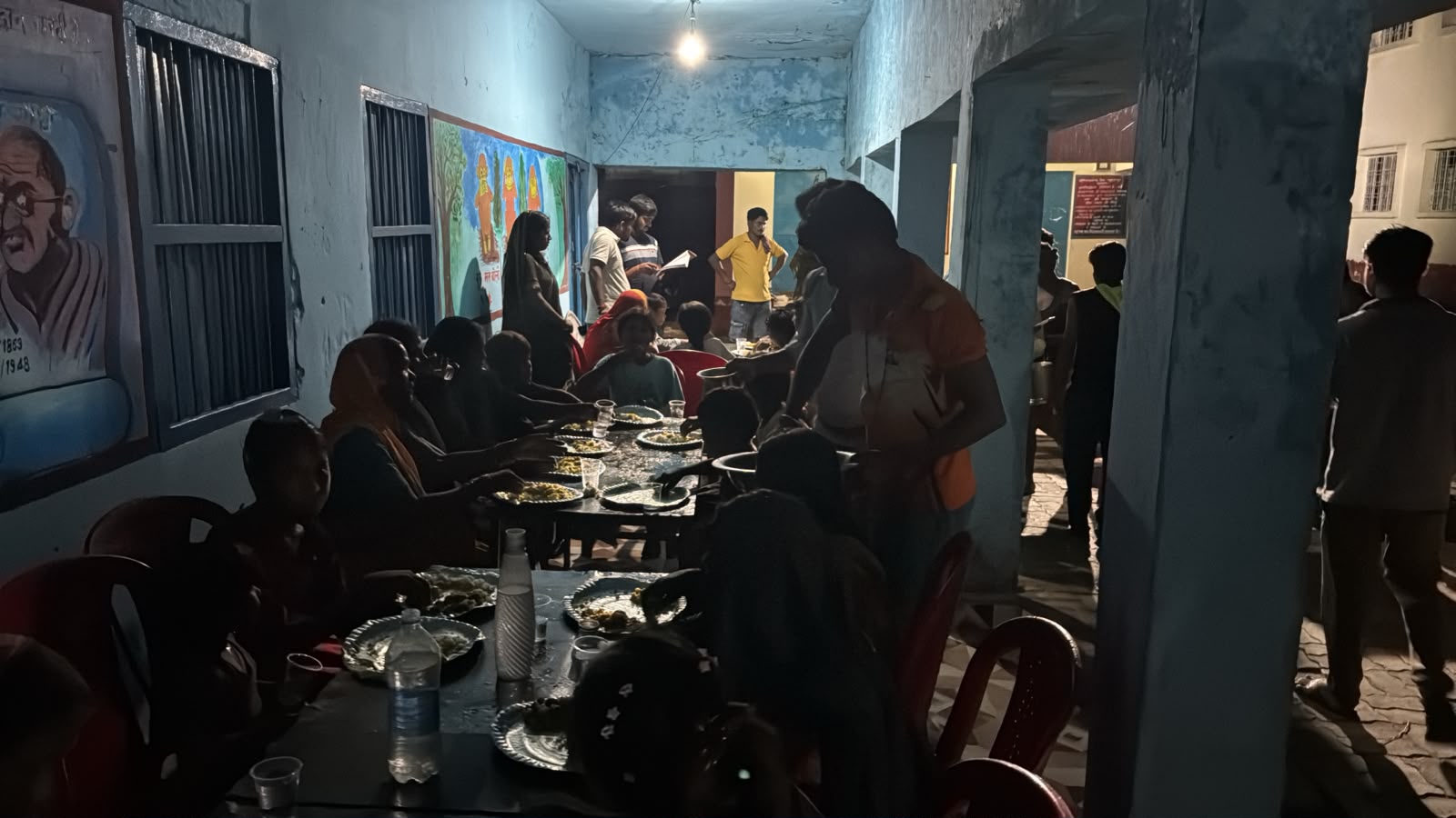 नेपाल में बाढ़ की स्थिति के मद्देनजर पश्चिमी चंपारण जिला प्रशासन ने प्रभावित लोगों के लिए कम्युनिटी किचन शुरू की।