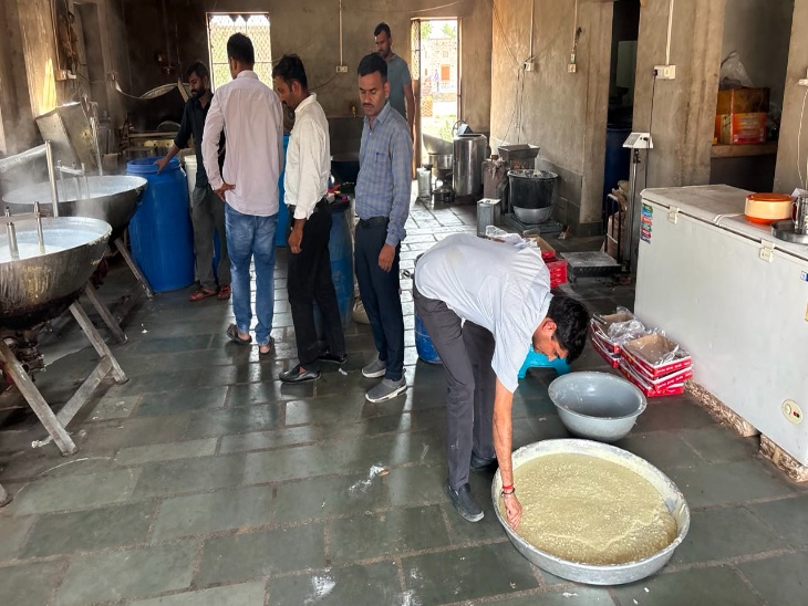 क्वालिटी चेक करने के लिए मावा, मिल्क केक और वनस्पति घी के 3 अलग-अलग सैंपल लिए।