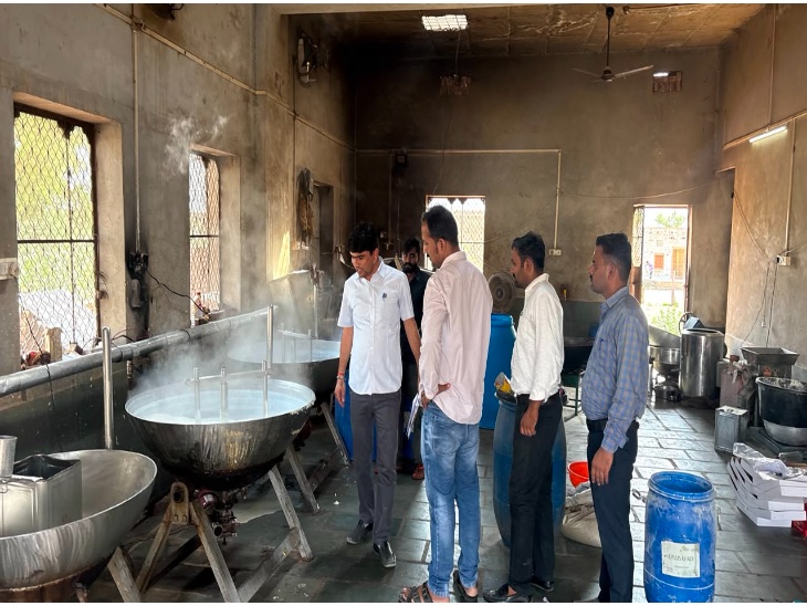 टीम ने भणियाणा के झाबरा गांव में एक मावा बनाने वाली फैक्ट्री पर कार्रवाई करते हुए टीम।