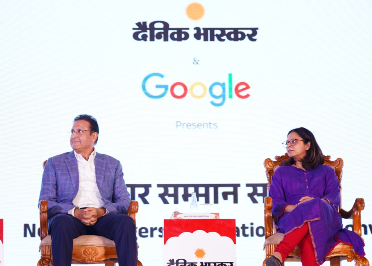 दैनिक भास्कर ग्रुप के डायरेक्टर गिरीश अग्रवाल और गूगल की इंडिया न्यूज पार्टनरशिप की हेड दुर्गा रघुनाथ ने संवाद किया।