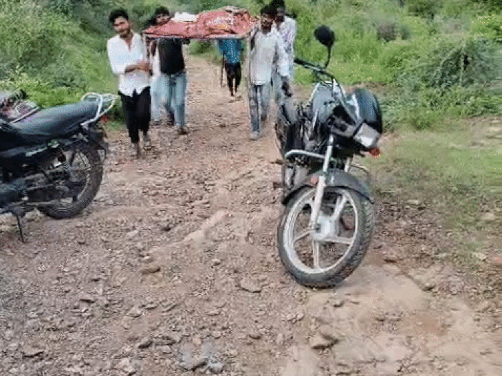 एक बार जल्दबाजी में इस तरह खाट पर उठा कर लाए घायलों को।