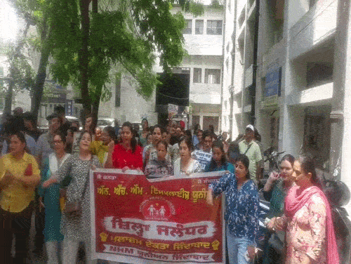 सरकार के खिलाफ प्रदर्शन करते एनएमएच में कच्चे कर्मचारी।