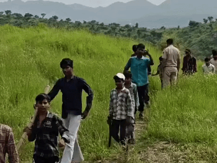 गांव की बस्ती से बच्चों को सुरक्षित नीचे तक लेकर आए।