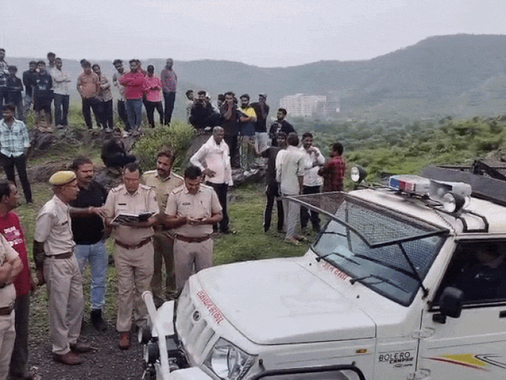 गांव से करीब 500 मीटर पहले वन विभाग की टीमें और पुलिस गांव वालों के साथ लेपर्ड को लेकर चर्चा करते हुए।