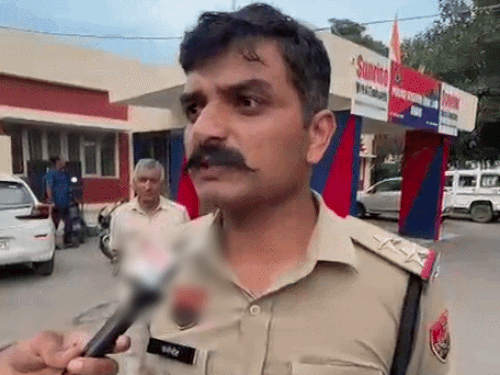 मामले की जानकारी देते हुए एसएचओ करमजीत सिंह।