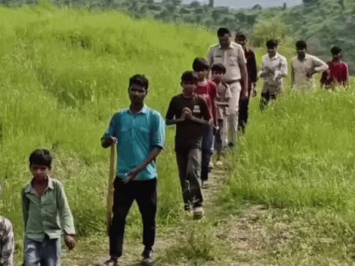 उदयपुर के पास उमरड़ा खेड़ा में गांव को खाली कराया गया। वहीं मौके पर वन विभाग की टीम ने घेरा बनाया। - Dainik Bhaskar