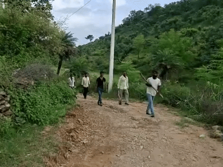 गांव को खाली कराया, तब अपने पशुओं को संभाल कर वापस बाहर आते गांव वाले हाथ में लकड़ी लेकर चलते हुए।