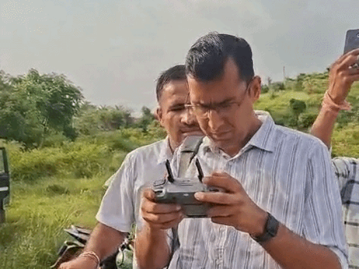 मौके से ड्रोन उड़ाया और उसके जरिए भी लेपर्ड को खोजा गया।