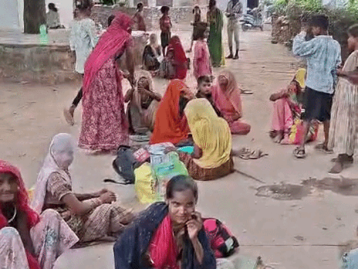 गांव खाली कराने के बाद करीब आधा किलोमीटर दूर इस तरह सबने एक बार आराम किया।