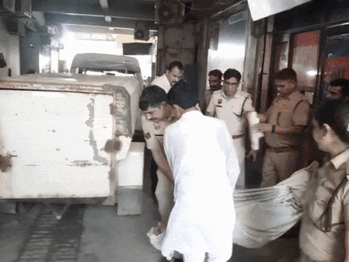 रोहतक में होटल से युवती रूबी के शव को लेकर जाती पुलिस।