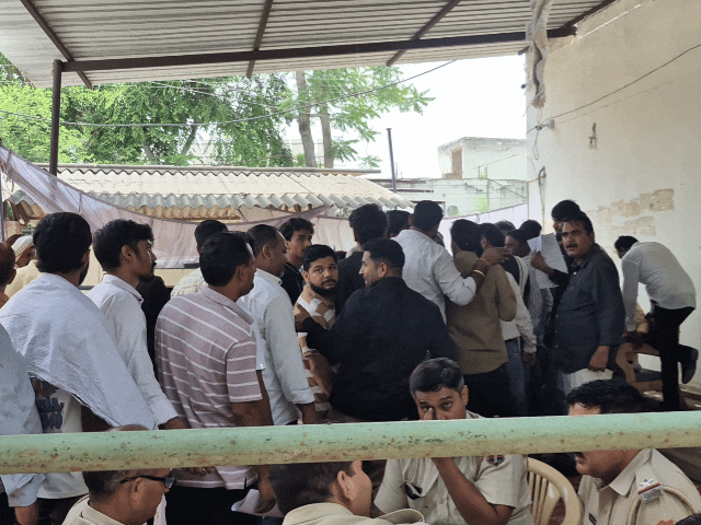 एसडीएम कार्यालय में लगी भीड़
