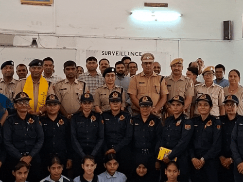 स्कूल की छात्राओं के साथ सीकर पुलिस टीम।