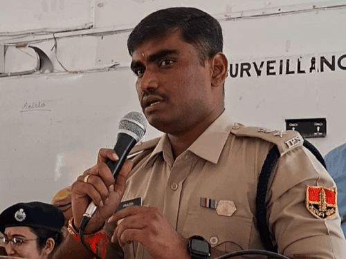कार्यक्रम को संबोधित करते सीकर एसपी प्रवीण नायक।