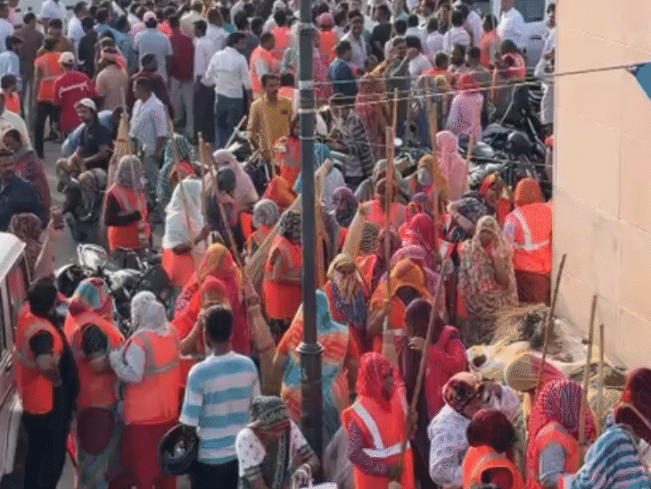 विशेष सफाई अभियान में हर गली और मोहल्ले में जमा कचरे को उठाकर हटाया गया।