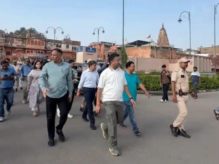 नगर निगम कमिश्नर ओम कसेरा एडिशनल के साथ एडिशनल कमिश्नर नरेंद्र कुमार बंसल भी मौजूद रहे।