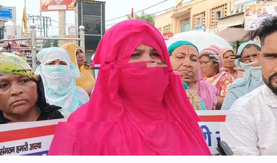 महिला सफाई कर्मचारी ने एक पुलिसकर्मी पर हिरासत में लेते समय उसका हाथ मरोड़ने का आरोप लगाया।