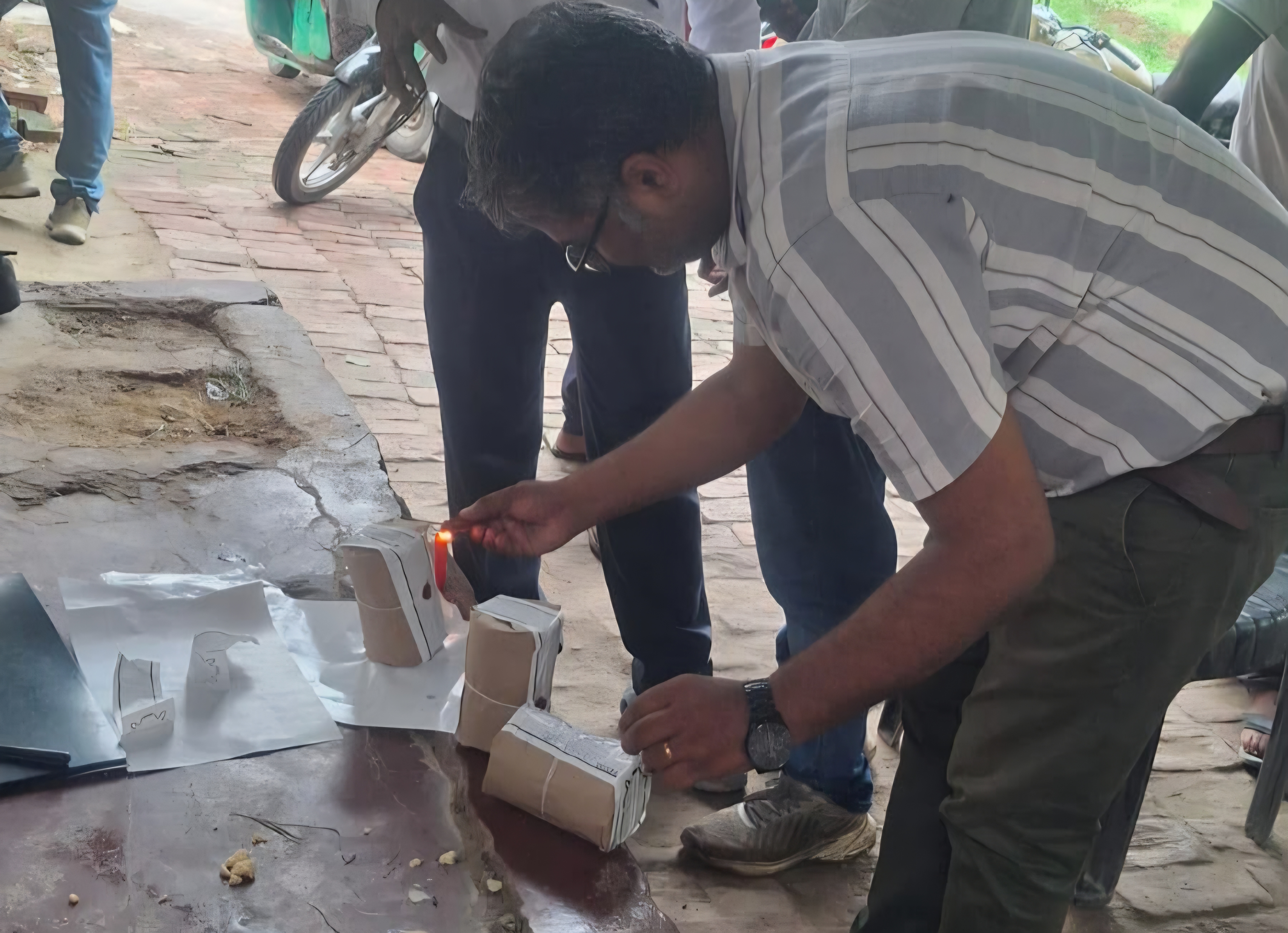 टीम ने पनीर के नमूने को सील कर लखनऊ भेजा।