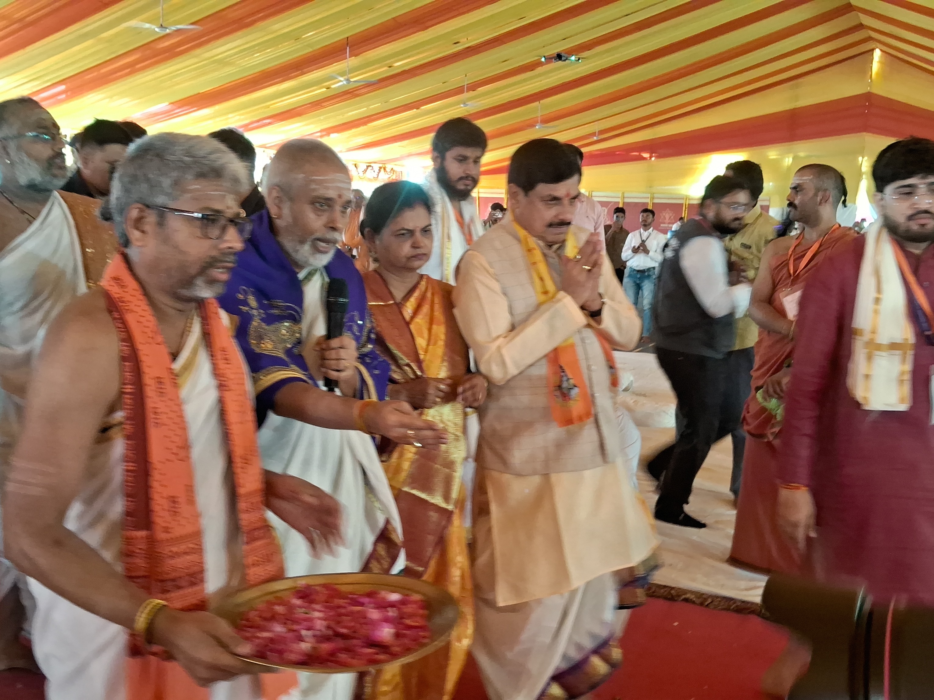 एकात्म धाम में पंचायतन मंदिर का शिलान्यास करते सीएम डॉ. मोहन यादव।