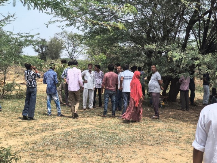 घटना के बाद मौके पर जमा ग्रामीण।