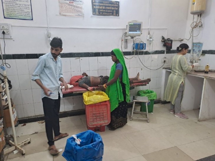 करंट से घायल हुई महिला का पाली के बांगड़ हॉस्पिटल में इलाज करते हुए।