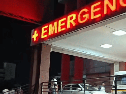 जयपुर में बुधवार देर रात युवती को युवक ने गोली मारी, जिसके बाद स्थानीय लोगों ने महात्मा गांधी अस्पताल में पहुंचाया, जहां उसका इलाज जारी है।