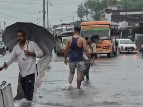 यूपी में गुरुवार सुबह से शाम तक महोबा में सबसे ज्यादा 131.6 मिमी बारिश दर्ज की गई। सड़कें डूबने से कई जगह जाम लगा रहा।