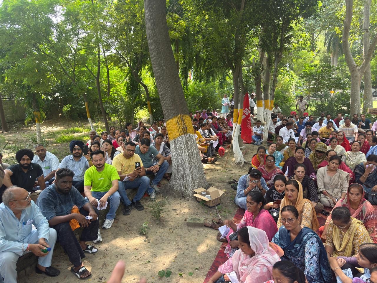 धरने पर बैठे कर्मचारी