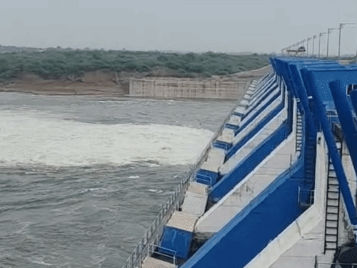 राजस्थान में कोटा के नोनेरा डैम के कैचमेंट एरिया में लगातार बारिश हो रही है। इसके चलते डैम के गेट खोल दिए गए हैं।