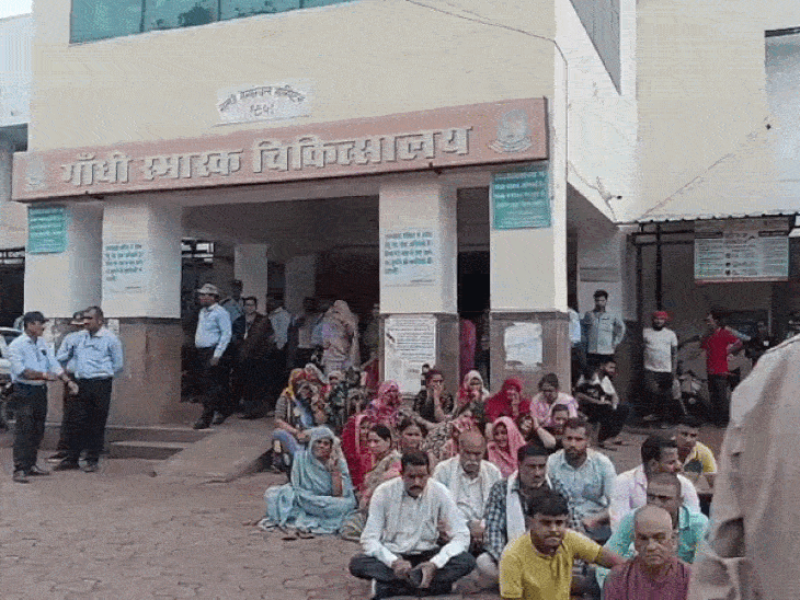 महिला की मौत के बाद परिजनों ने अस्पताल के गेट पर बैठकर प्रदर्शन किया।