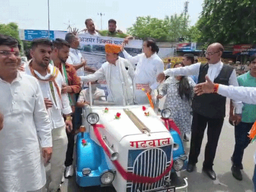 शहर कांग्रेस अध्यक्ष डॉ राजकुमार जयपाल के नेतृत्व में निकाली गई वाहन रैली।