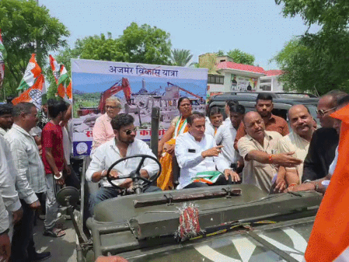 वाहन रैली में कांग्रेस के नेता धर्मेंद्र राठौर सहित अन्य लोग पदाधिकारी शामिल हुए।