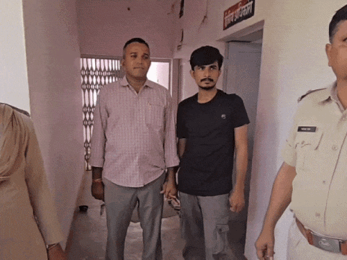 पुलिस ने आरोपी महिला पुष्पा के साथ उसके साथी प्रकाश को गिरफ्तार किया है। अन्य साथियों की तलाश में जारी है।
