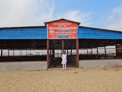 किसान देवाराम ने केंद्र सरकार की मदद से 10 हजार वर्गफीट में स्ट्रक्चर तैयार किया। बकरी के दूध से नेचुरल साबुन भी तैयार कर रहे हैं।