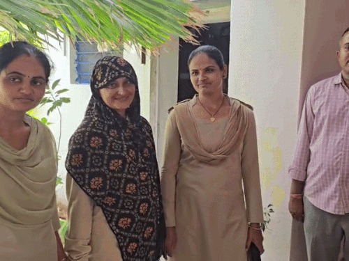 आरोपी महिला पुष्पा के दो बेटे हैं। अपने पति से अलग बॉयफ्रेंड के साथ रहती है। महिला गिरफ्तारी के बाद थाने में हंसती रही।