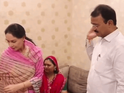 जयपुर में डिप्टी सीएम दीया कुमारी ने डिप्टी सीएम प्रेमचंद बैरवा को उनके आवास पर जाकर राखी बांधी।