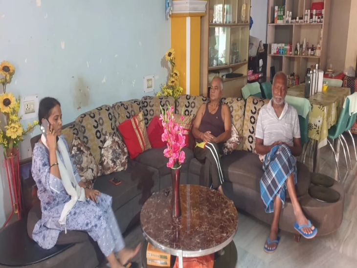 राम प्रसाद घोष कोकर स्थित हैदर अली रोड में अपने पिता रंजीत कुमार घोष, बड़े भाई देव प्रसाद घोष, पत्नी दित्या घोष और दो बच्चों के साथ रहते हैं।