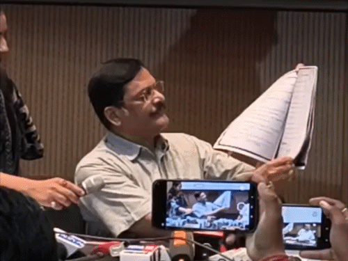 BPSC एग्जाम कंट्रोलर राजेश कुमार सिंह ने प्रेस कॉन्फ्रेंस के दौरान हाथी और कुत्ता वाला बयान दिया था।
