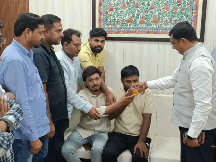 छात्र नेता अमन को शिक्षा विभाग के अधिकारी ने जूस पिलाकर अनशन तुड़वाया।