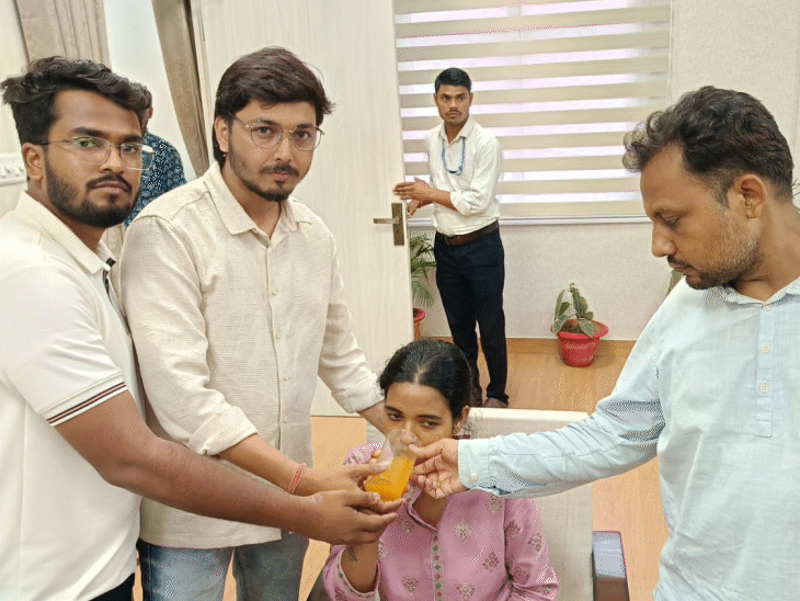 पिछले 10 दिन से अनशन पर बैठीं जान्हवी ने भी अनशन तोड़ दिया है।