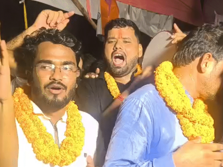 गर्दनीबाग में जश्न मनाते छात्र नेता दिलीप।